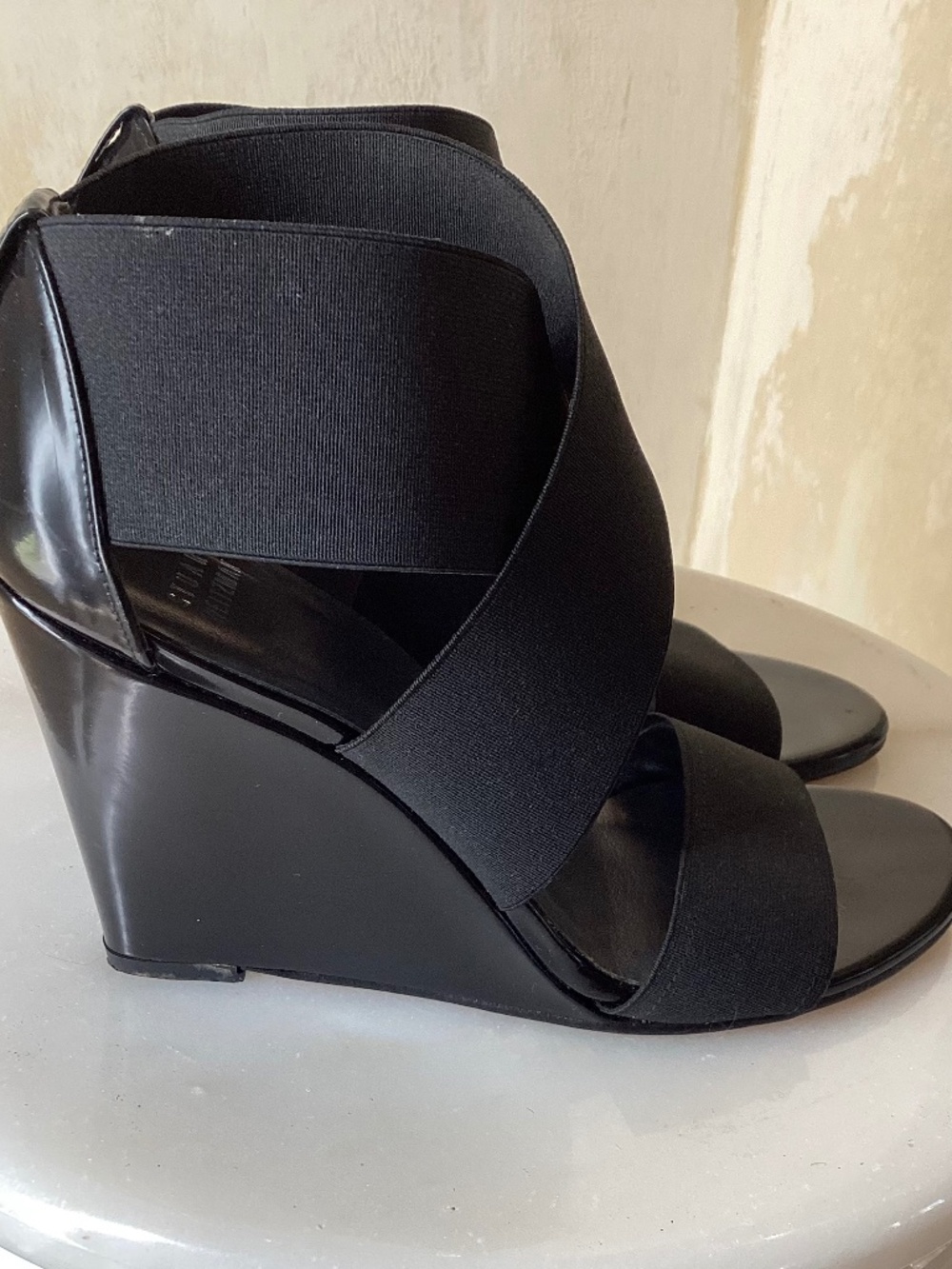 STUART WEITZMAN BLACK PATENT LEATHER WEDGE SANDALS SIZE 7